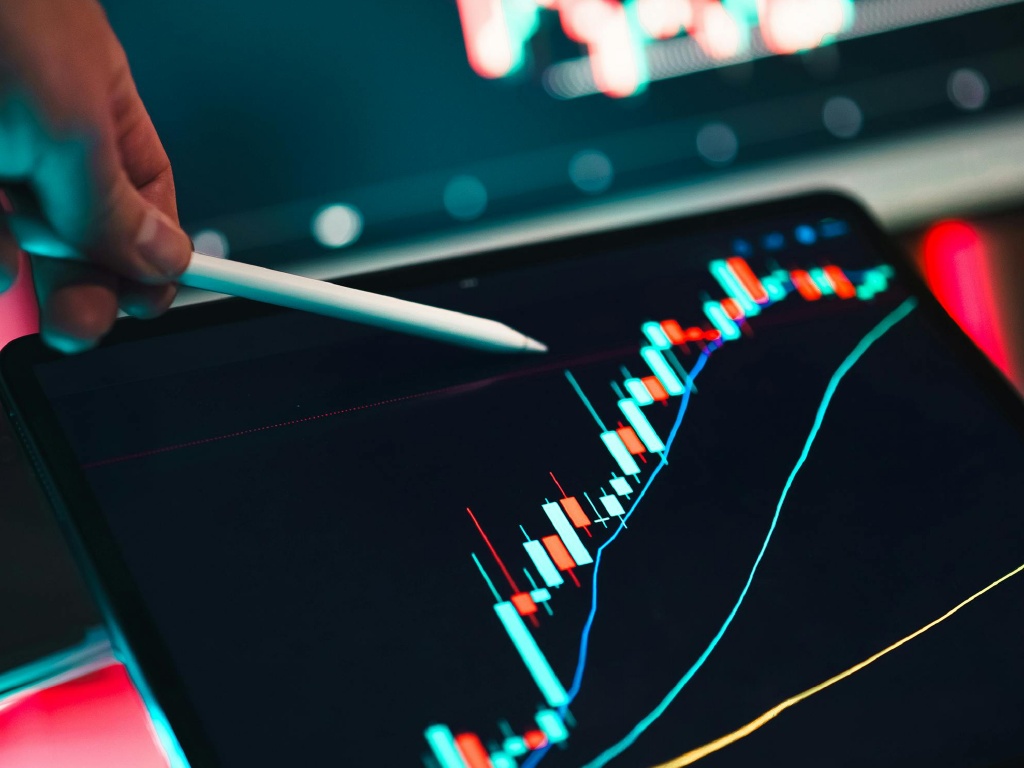 Para lojas virtuais, o Open Finance abre diversas possibilidades práticas: 👉 Iniciação de pagamentos via Pix: pagamentos diretos da conta do cliente, com menos etapas e maior conversão. 👉 KYC e AML: validação de identidade e análise de risco mais eficientes. 👉 Crédito e score alternativo: avaliação baseada em dados reais, não apenas bureaus tradicionais. 👉 Conciliação e reconciliação automática: cruzamento inteligente de dados financeiros e pedidos. 👉 Antifraude: identificação de padrões suspeitos com mais contexto financeiro.